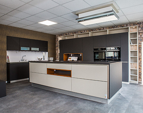 Küche Zerox HPL XT Kashmir + Carbon moderne Küche mit großer Kücheninsel im Farbton Carbon und Kashmir - mit Geräte - Zerox HPL XT Kashmir + Carbon