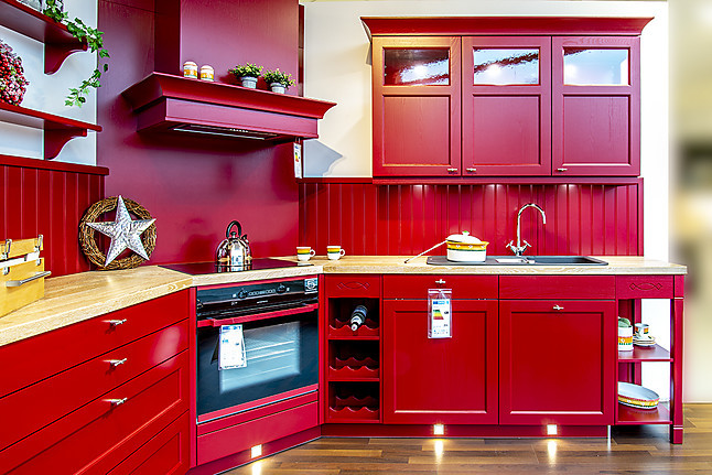 Häcker-Musterküche Moderne Landhausküche im knalligen Rot