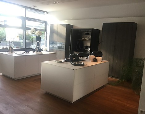 +Stage DESIGNKÜCHE in Echtglas Matt polarweiß/ Räucheresche mit Highend Miele Geräten - + Stage GM