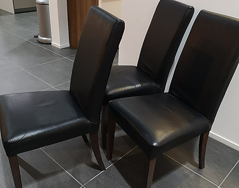 Stuhl - Sitz und Rücken Leder schwarz, Gestell Nussbaum (3 Stk. verfügbar) - Stuhl - Sitz und Rücken Leder schwarz, Gestell Nussbaum (3 Stk. verfügbar)