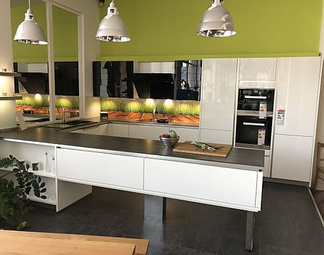 Design U-Küche in Hochglanz weiß mit Betonoptikarbeitsplatte - AV4030