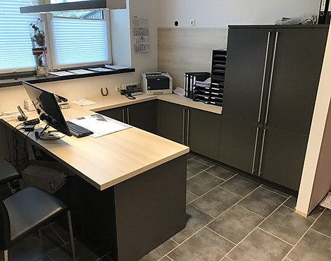 Arbeitsplatz mit viel Stauraum und Arbeitsfläche - Uno anthrazit