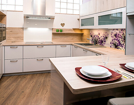 Satin Hochglanz abgesetzt mit Eiche sand NB - AV4030 Satin Hochglanz (Systemat)