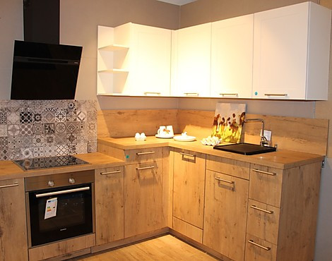 Kleine moderne Küche in heller Farbkombination - Cora Wild Oak