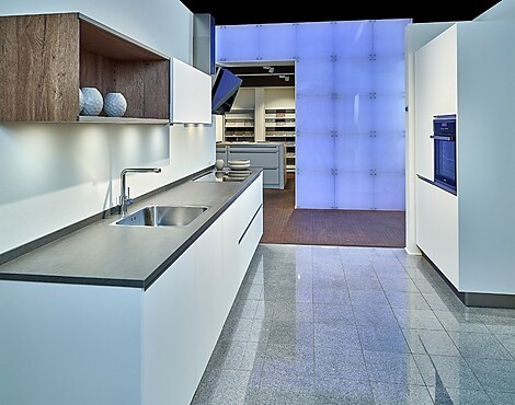 Moderne Küche mit Keramik-Arbeitsplatte - Pura mit weißen Laminatfronten (Koje 140 KL)
