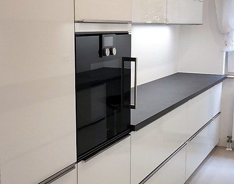 Weiße Glasfront mit aufgesetzten Edelstahlgriffen - Glamour