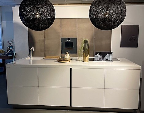 Luxus Insel Steinküche mit massiven Quarz Silestone Fronten - Steinküche Modell Slim mit Steinfronten Stärke 12 mm Massiv.