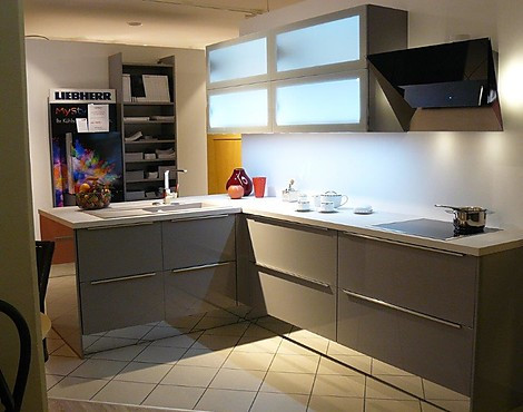 LUXUS Musterküche Häcker CLASSIC Laser brillant chilirot mit perlgrau glänzend - Häcker C249 chilirot mit C193 pergrau und AV 5090 Designglas weiss