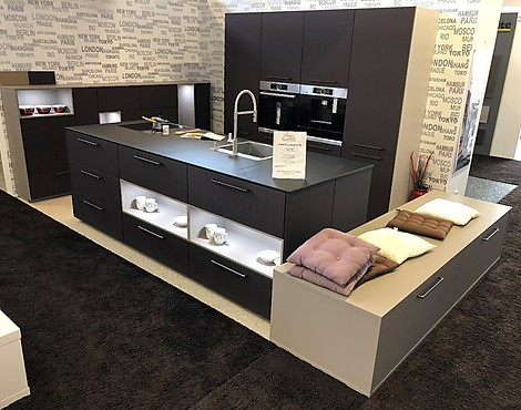 (Ausstellungsküche, Nolte Küchen) - N20 Nappa, Lacklaminat, Brasilbraun / S19 Soft Lack, Lava Softmatt