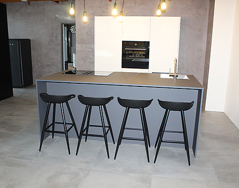 White-Island-Grey mit Eiche, Gaggenau, V-Zug und Edelstahl - S187 by JB | Die Manufaktur