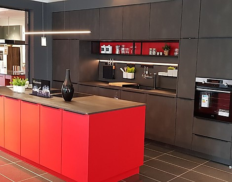 Moderne Luxus Küche mit großer Insel und viel Platz fürs Kochen und Verstauen Stahloptik / Rot - Targa