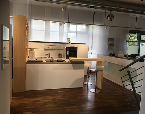 Musterküche Kristallweiss mit Echtholz Tanne gebürstet + Granit - NX 110 + F 830