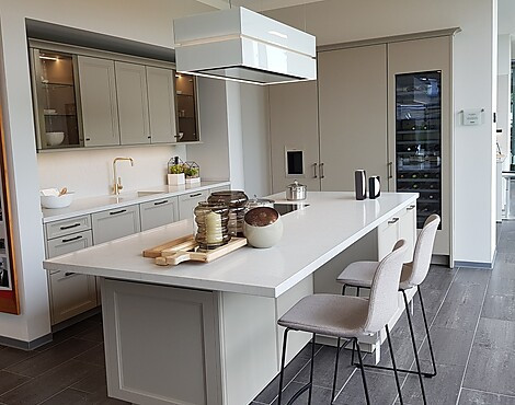 Moderne Landhaus Küche in achatgrau samtmatt mit Insel und separatem sideboard - 22BSS SE2002BSS achatgrau samtmatt