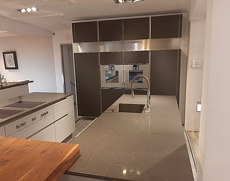 Stilvolle Designerküche, zwei Inseln und Hochschränken mit hochwertigen Glasfronten in matt-schwarz, grifflos, Tischplatte Nussbaum optional - P-08-GCM/E 02-C