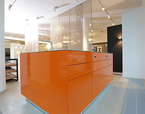 Aufregende bulthaup Küche in orange-anthrazit Optik mit Teppan-Yaki Grill und Weinkühler! - !! LIVEBERATUNG per VIDEOCHAT!!! Angebotspreis wg. Komplettumbau! - B3 HL2X Brillantlack NCS 1080 Y60R + LLAX Linoleum/Aluminium 33 anthrazit