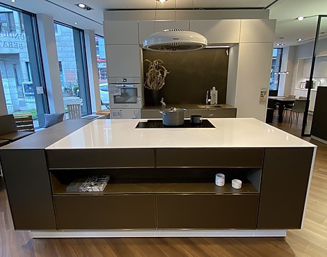 Moderne Küche mit filigranen Rahmen, metallischen Materialien, edlem Holz und nuancierten Lackfarbtönen - 3RLM