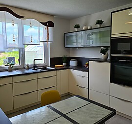 Moderne Wohnküche mit viel Stauraum