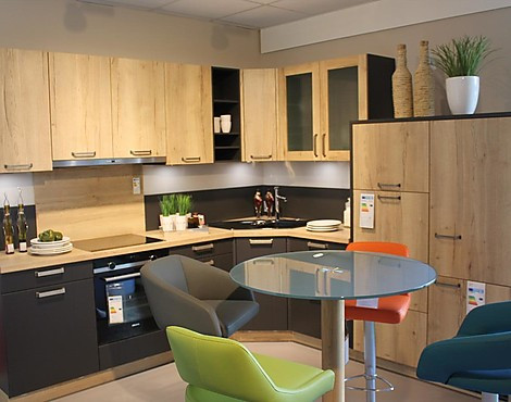 Moderne Landhausküche in L-Form mit hochwertiger Keramik-Eckspüle - Domus lavaschwarz/Cremona Alteiche provence