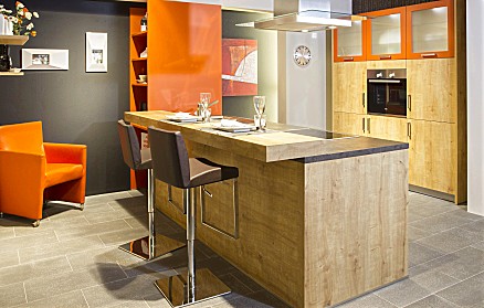 Moderne Holzküche mit Theke