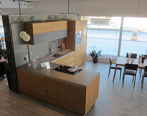 Nachhaltige Massivholzküche mit elektrischen Hängeschränken - Linee Eiche mit Silestone