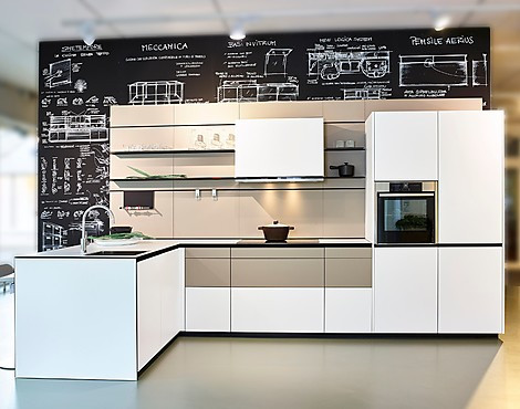 Designküche in Eisweiss und warmes Grau - Valcucine Forma Mentis (Koje 8 KH)