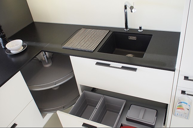 Nobilia musterküche edelste materialien: mattlack & massiver ... Granit schwarz küche
