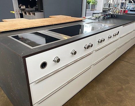 Dekton Arbeitsplatte mit Gaggenau Vario Kochstelle - Dekton Kelya/ Gaggenau Vario