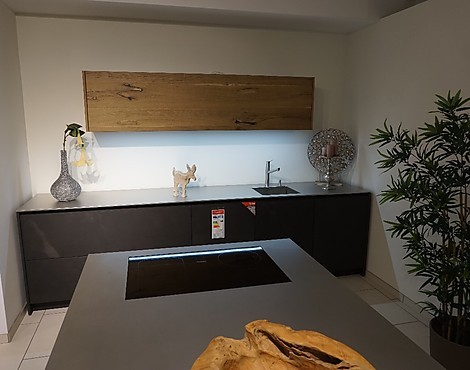 Dunkelgraue Musterküche mit echter Betonoberfläche - Tokio/ Chablis