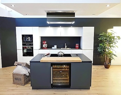 Elegant in Lava abgesetzte grifflose Insel mit Weinkühler, 10 Auszügen, 2 Steckdosen, Flächeninduktion, BarTop in Eiche und elektrisch hochfahrbarem Deckenlüfter. ALTERNATIV MULDENLÜFTUNG MÖGLICH (GUTMANN FONDA 2800ML830C UMLUFT, PREIS DANN 15.990€)! - SYSTEM 78 SATINLACK KRISTALLWEIß & LAVASCHWARZ. Matte Echtlackfronten, geflammter Naturstein, Kaffeevollautomat, Top-Kombidampfgarer, Wärmeschublade, XXL-Geschirrspüler, A+++ Kühlschrank mit 0°-Zone... WANDZEILE FLEXIBEL AUFSTELLBAR & KÜRZBAR, SIEHE TEXT!