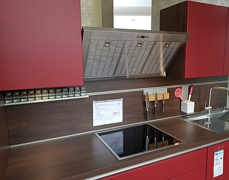 Musterküche Schüller BIE in Burgund-Satin und Räuchereiche (Grifflos) - .
