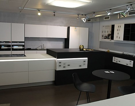 Klassische schwarz weiss Küche mit großem Inselblock und zusätzlichem Wohnelement in feiner Fenix Oberfläche - XL4901/4906 kombiniert mit XL6828m, Arbeitsplatte Fenix