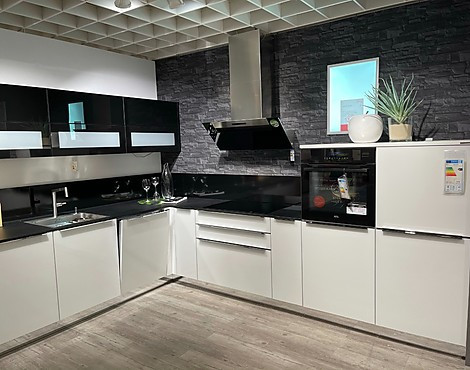 Moderne L-Küche mit Glas-Fronten und Premium-Geräten - Nolte Glas Tec Plus