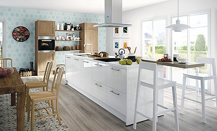 Weiß und Holz in der offenen Wohnküche