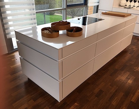 EINMALIG GELEGENHEIT Kücheninsel Block in Articweiss matt lackiert mit Quarzstein + Kochfeld - Inselblock inkl. Kunststeinplatte und Kochfeld