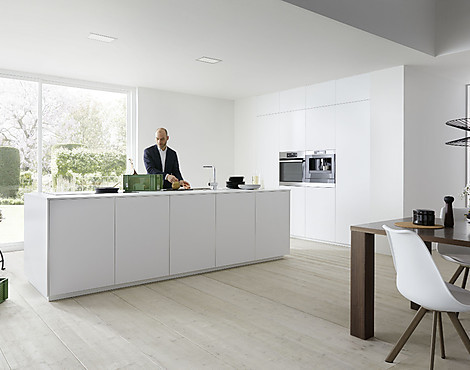 Moderne Inselküche in Kristallweiß matt - Pura