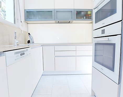 Küche in Creme - Matt Schneeweiß mit Quarzstein-Arbeitsplatte