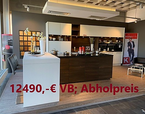 ⭐ Musterküche zum super Sonderpreis abzugeben - AEG ; Front: Artwood Nussbaum Kuba A19, Softlack weiß softmatt 76W - Koje 1