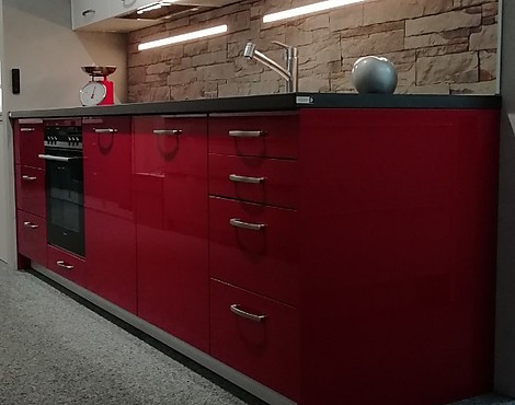 Stauraumwunder mit Dektonarbeitsplatte in XXL-Tiefe mit eleganten Legraboxauszügen - Direktlack Chilirot & SMART-Glas Schneeweiß