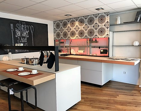 Moderne Glasküche mit Liebe zum Detail - Genius Loci Air Logica System