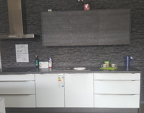 Moderne, zeitlose weiße Küchenzeile mit Glasfront inklusive Geräte-Block in Highboard-Höhe - Modell Vetra, weiße Glasfront
