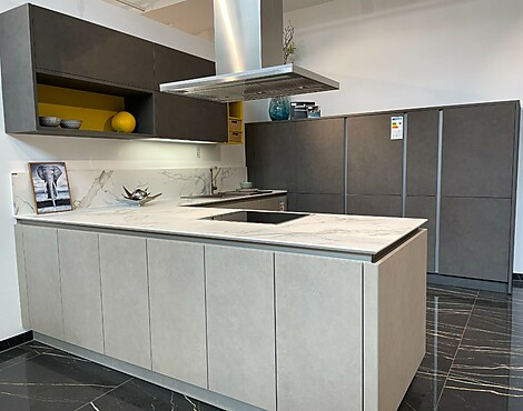 moderne grifflose Küche im zweifarbigen Beton-Look mit Currygelben Akzenten und hochwertiger Dekton-Keramikarbeitsplatte - Kiruna Beton kieselgrau