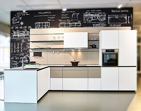 Designküche in Eisweiss und warmes Grau - Forma Mentis (Koje 8 KH)