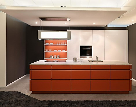 moderne grifflose Küche in weiß hochglanz und Le Corbusier ocre rouge - LARGO-FG kombiniert mit CLASSIC-FS