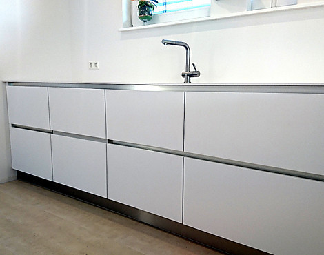 Pure Eleganz, helle Küche mit Akzenten - Schmidt Küchen Eolis Lack weiß
