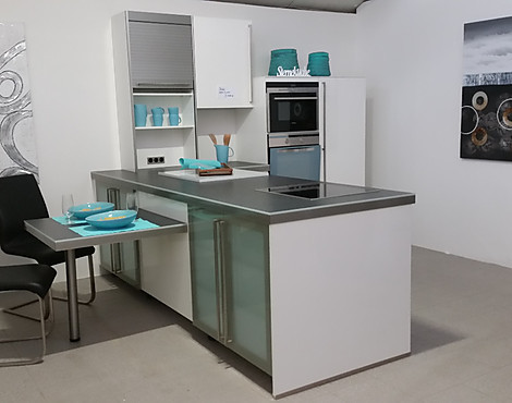 Exclusive Lack Hochglanzküche in L Form mit beleuchteten Glasrückschränken und Ansatztisch - Rhodos Koffertür weiß Hochglanz Lack 314 mit Arbeitsplatte 931 Glitterstone schwarz und 4-Kant Edelstahl Stangengriffen