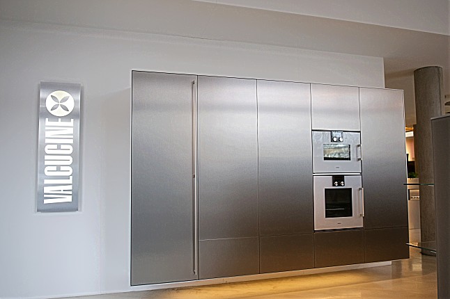 Valcucine musterküche hochschränke schwebend, alu ed optik ...