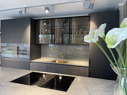 Eggersmann Modell Modena und Lausanne mit Naturstein Arbeitsplatte und Nischenwand