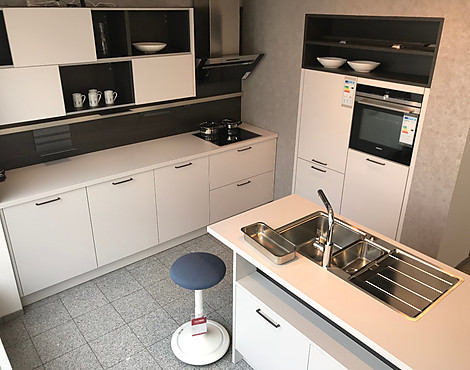 Küchenzeile mit Einbaugeräten & Insel - MK AV 2065 satin Schichtstoff