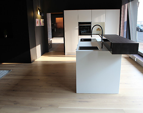 Pure White 2.0 mit Traumhaften Massivholz Auszügen aus Eiche und Top-Geräten von Neff und Gaggenau - S187 by JB | Die Manufaktur