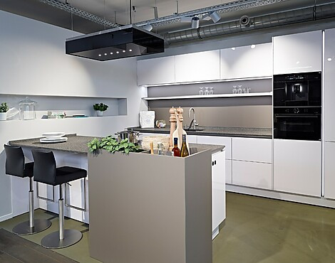 Luxuriöse Küche mit Insellösung und Granit Arbeitsplatte - SLX - SLG Titanweiß Hochglanz (Koje 33 KH)